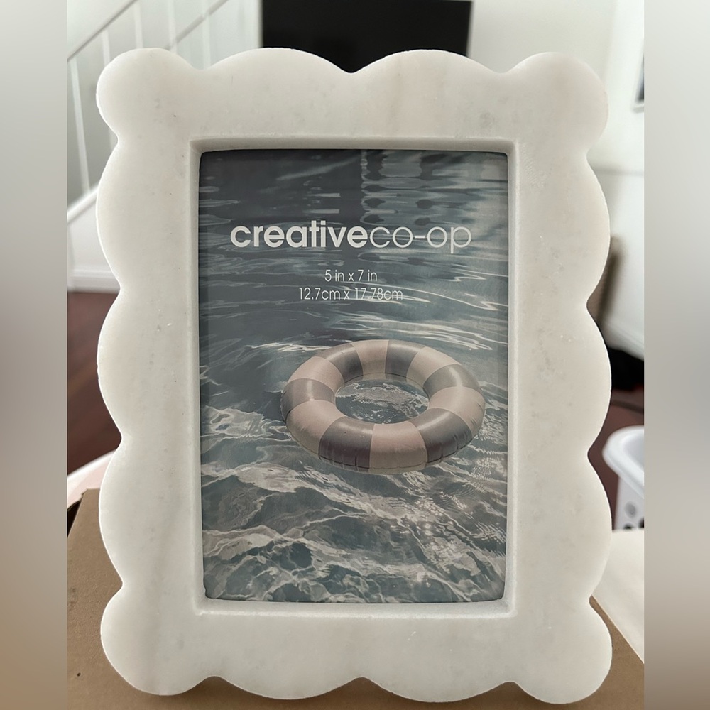 New! CREATIVE CO-OP 🌸 Scalloped Marble Picture Frame Jillybox Jillian Ha…